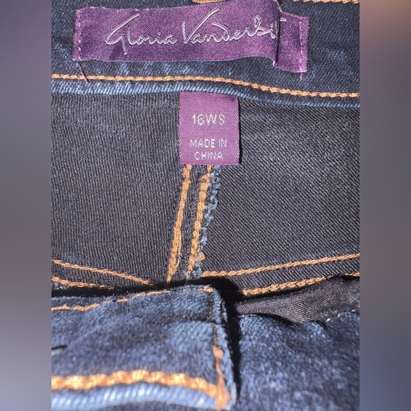 Gloria Vanderbilt - Picture 4 of 10